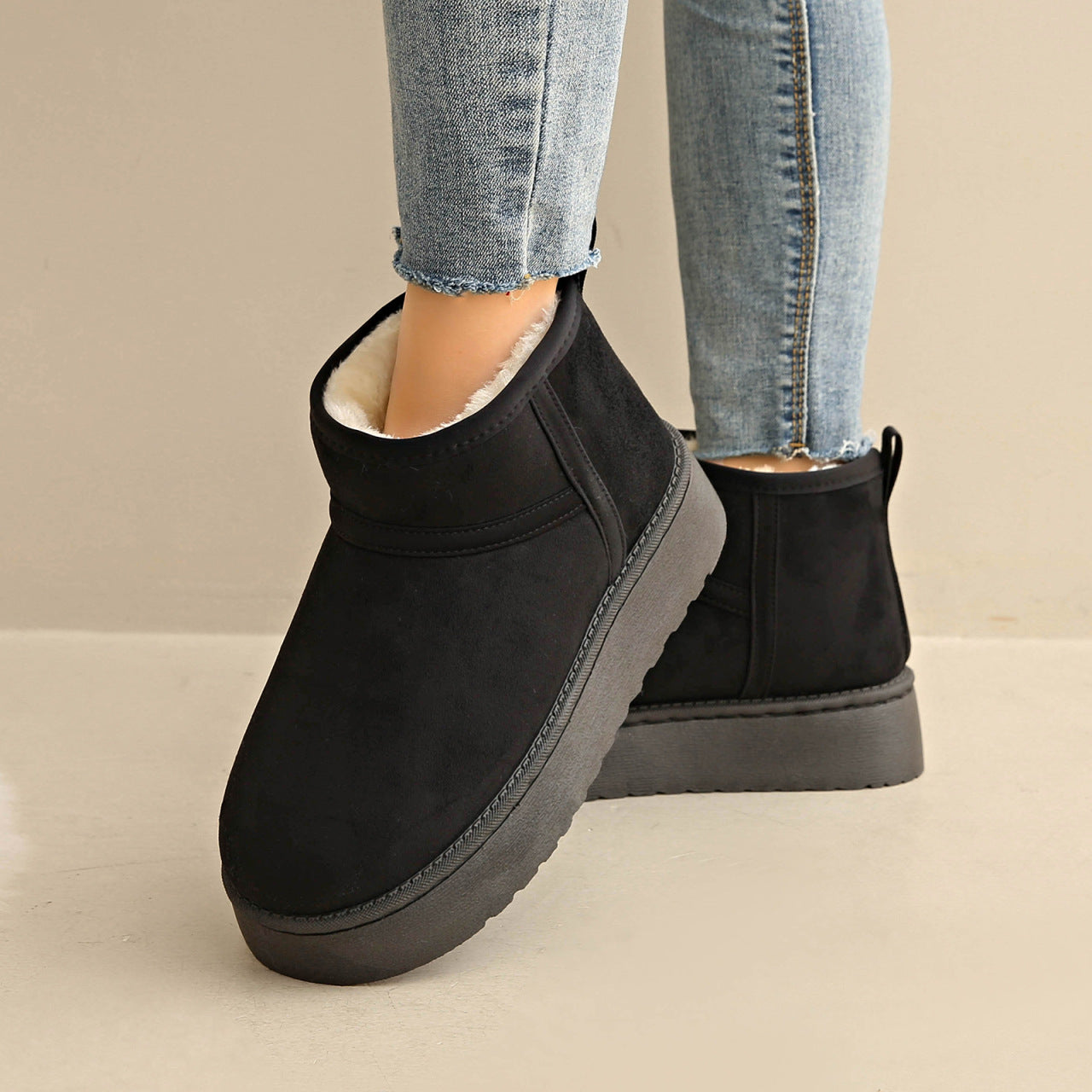 Fleece-lined Thick-soled Outdoor Shoes With Integrated Leather And Fur For Warmth.