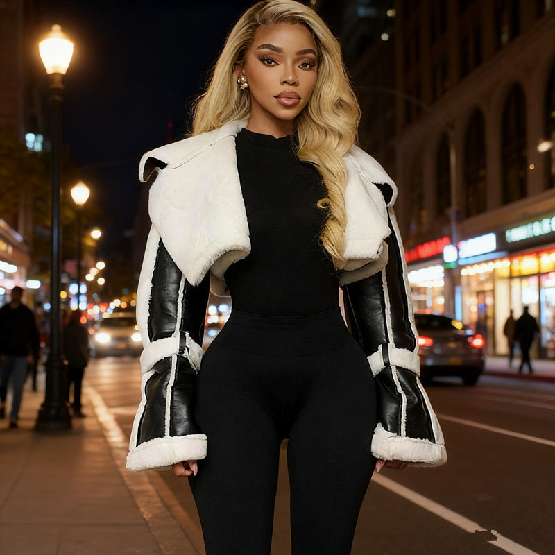 Короткий укороченный топ с модным уличным воротником из искусственной кожи с меховым лоскутным узором